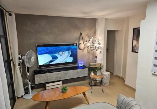 יחידת דיור (חדר וחצי) - גינה פרטית, חנייה חופשית ! in Herzliya City Center