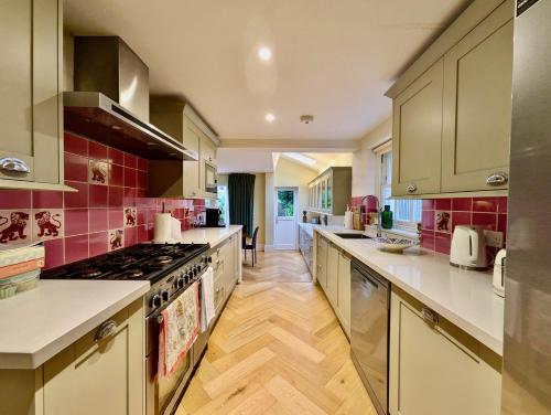 Impressive 5br Family Home In Leafy - London