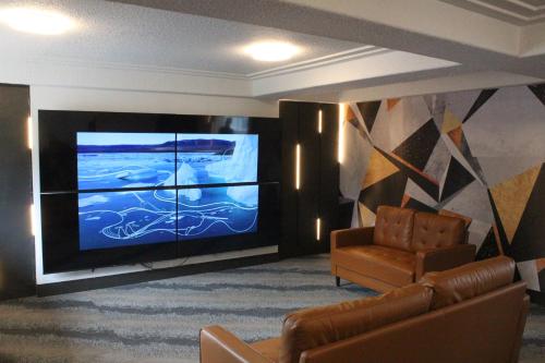 ห้องส่วนกลางสำหรับนั่งเล่น/ดูทีวี, Coast Courtenay Hotel in คอร์เทเนย์ (BC)