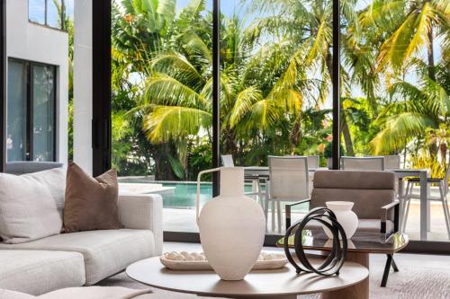 VILLA WATERFRONT MIAMI 6 BEDROOMs SLEEPS 14 PEOPLE in Miami, USA