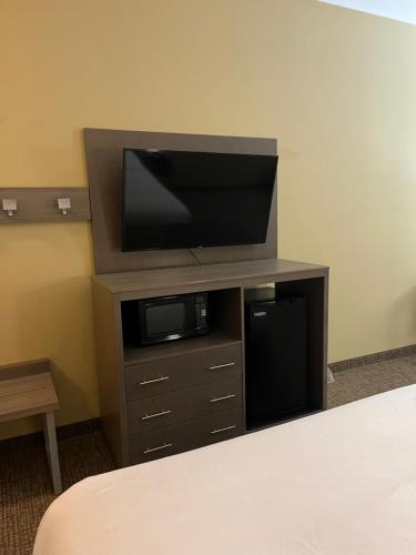 Comfort Inn & Suites - image 12