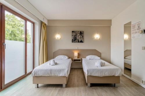 2 twin beds