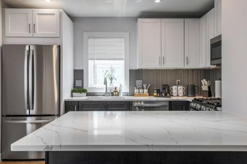 ห้องครัว, 3BR2Bth Parking Cambridge Boston W&D Subway AC in ซอเมอร์วิล (MA)