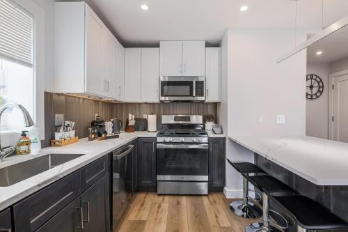 ห้องครัว, 3BR2Bth Parking Cambridge Boston W&D Subway AC in ซอเมอร์วิล (MA)