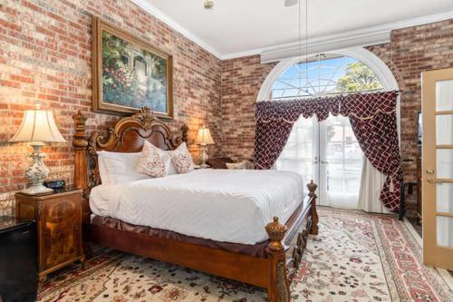 Old Brick Inn - image 13