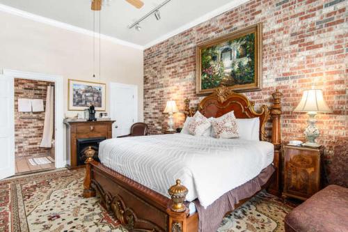 Old Brick Inn - image 11