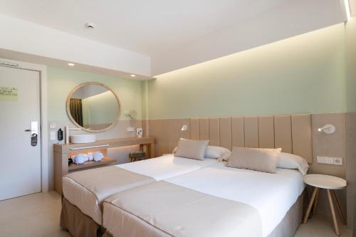 Twin Room image 5