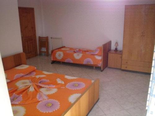 1 king bed, 2 twin beds
