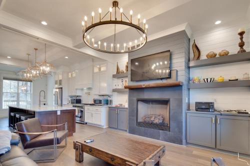 Waynesville House Fire Pit and Mountain Views! in Waynesville, USA