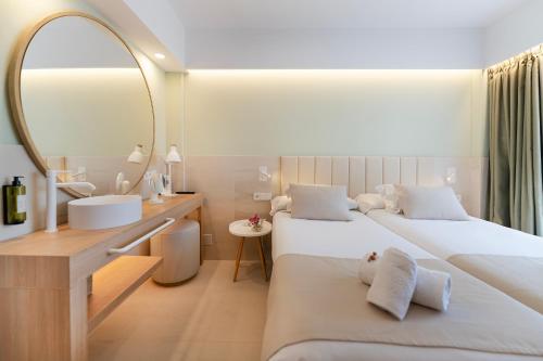 Twin Room image 7