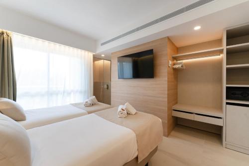 Twin Room image 9