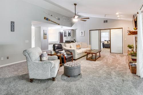 Marina Villa Condo at Lake Keowee with Fireplace in Salem, USA