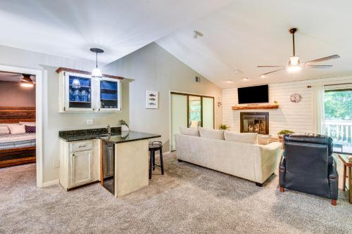 Marina Villa Condo at Lake Keowee with Fireplace in Salem, USA