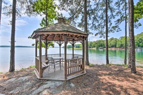 Marina Villa Condo at Lake Keowee with Fireplace in Salem, USA