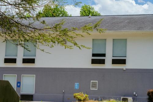 Gateway Inn & Suites - image 4