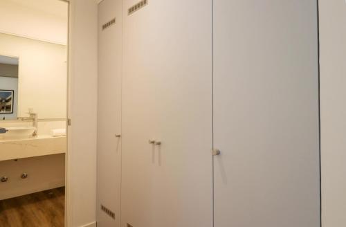 One-Bedroom Premier Apartment image 4