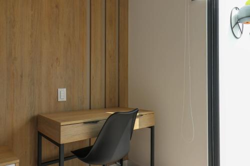 One-Bedroom Premier Apartment image 5