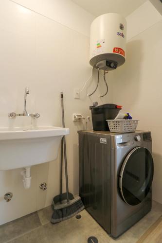 One-Bedroom Premier Apartment image 1
