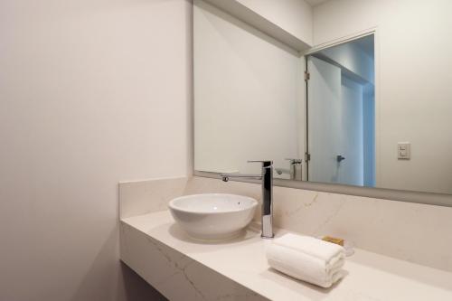One-Bedroom Premier Apartment image 2