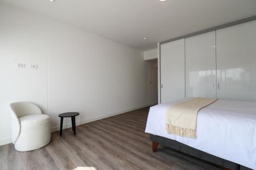 One-Bedroom Premier Apartment image 6