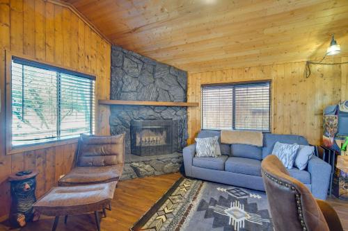 Sugarloaf Cabin with Arcade about 8 Mi to Big Bear Lake! in Sugarloaf, USA