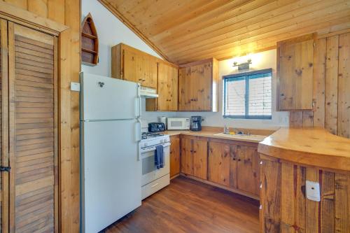 Sugarloaf Cabin with Arcade about 8 Mi to Big Bear Lake! in Sugarloaf, USA