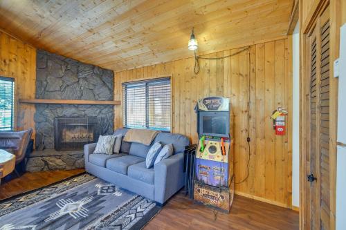 Sugarloaf Cabin with Arcade about 8 Mi to Big Bear Lake! in Sugarloaf, USA