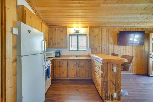 Sugarloaf Cabin with Arcade about 8 Mi to Big Bear Lake! in Sugarloaf, USA