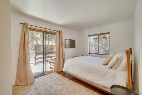 Sugarloaf Cabin with Arcade about 8 Mi to Big Bear Lake! in Sugarloaf, USA
