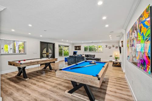 Stunning Villa with Tennis Court & Indoor Pool TGH in Miami, USA