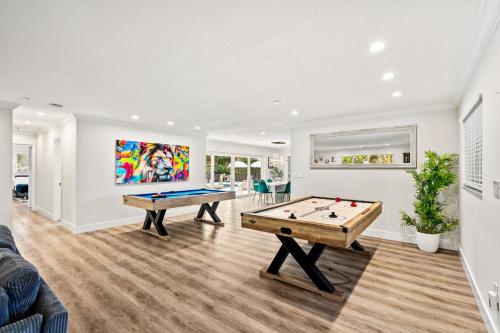 Stunning Villa with Tennis Court & Indoor Pool TGH in Miami, USA