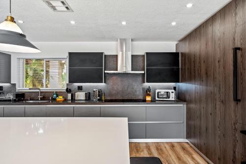Stunning Villa with Tennis Court & Indoor Pool TGH in Miami, USA