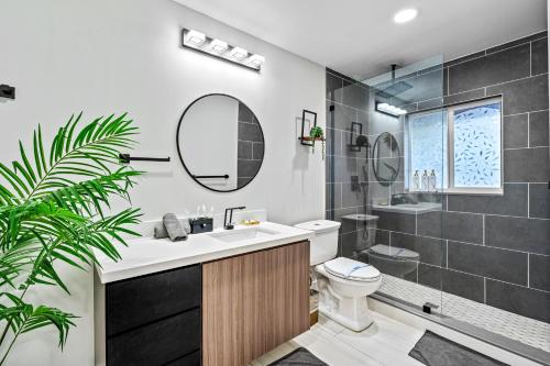 Stunning Villa with Tennis Court & Indoor Pool TGH in Miami, USA