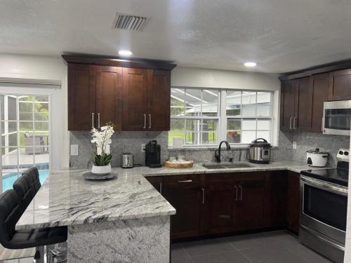 Heated pool 5 min from airport play room pin pong table hockey table video games 4 BR and 3BA in Tampa, USA
