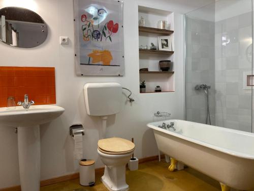 Água e Sal - Seafront House, with Garden and independent Suíte. (Agua e Sal - Seafront House, with Garden and independent Suite.) in ริเบย์รา เกงชิ