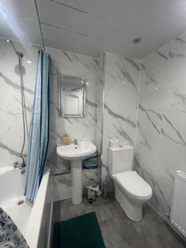 3 Bed Serviced Accommodation with Free Parking & Tram Stop, 10 minutes from Airport and Center 3 Bed Serviced Accommodation with Free Parking & Tram Stop, 10 minutes from Airport and Center