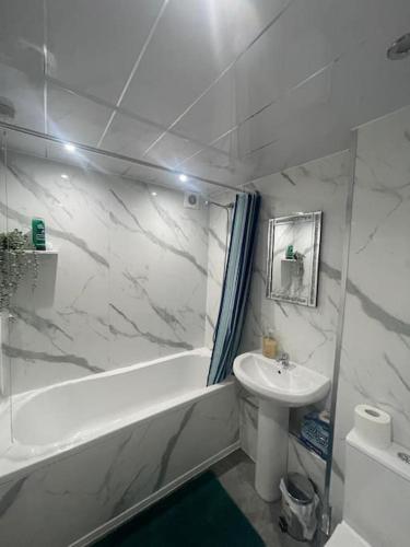 3 Bed Serviced Accommodation with Free Parking & Tram Stop, 10 minutes from Airport and Center 3 Bed Serviced Accommodation with Free Parking & Tram Stop, 10 minutes from Airport and Center