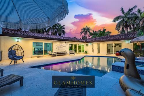 Stunning Villa with Tennis Court & Indoor Pool TGH in Miami, USA