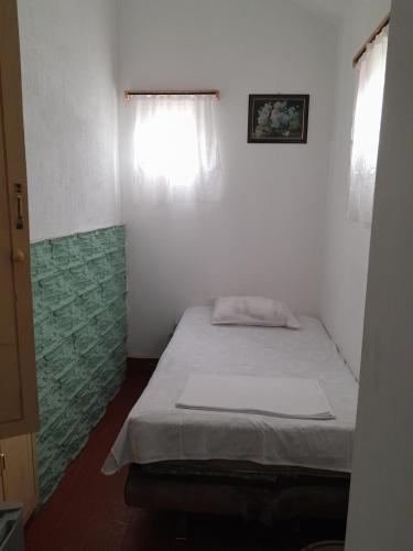 1 queen bed, 1 twin bed