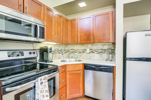 Balcony & Views: Pet-Friendly Indian Wells Unit in Indian Wells