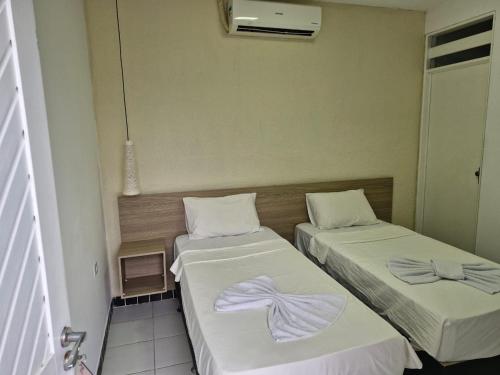 2 twin beds