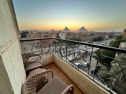 King Khafren Pyramids View Palace 4