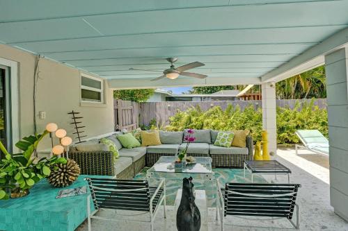 New! Waterfront Heated Pool, Fishing Pier, Designer Touches, 2mi to Beach in Fort Lauderdale, USA