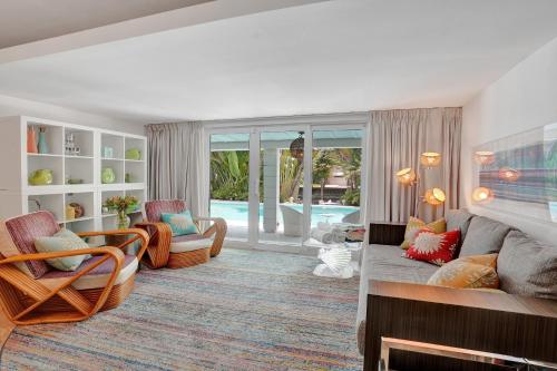 New! Waterfront Heated Pool, Fishing Pier, Designer Touches, 2mi to Beach in Fort Lauderdale, USA
