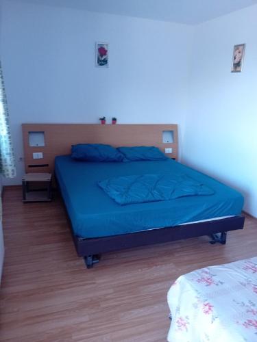 2 king beds, 1 twin bed