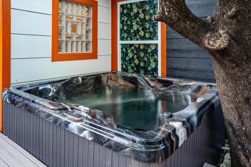 Red River by AvantStay Shared Pool Hot Tub 20 Minutes to Downtown Austin in Austin, USA