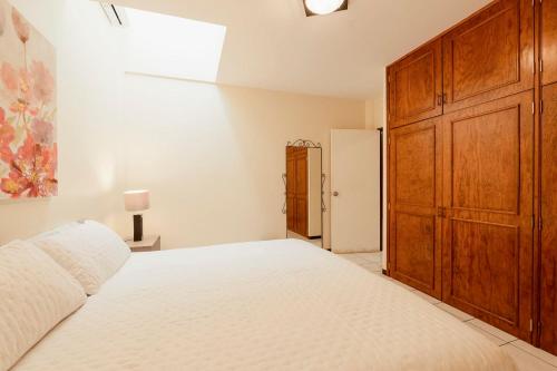 New Apt in Centro GDL Near Cathedral & Attractions - image 2