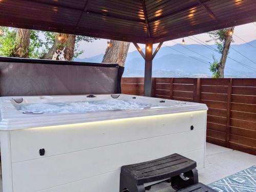 Kings Overlook Hot Tub w Pikes Peak Views in Colorado Springs, USA
