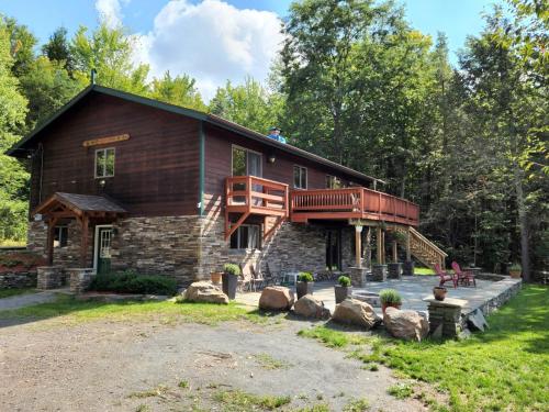 Katskill Chalet Renovated with Endless View in Windham, USA