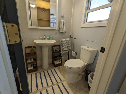 Walk to Washington Park, Pet-friendly, Backyard in Springfield, USA